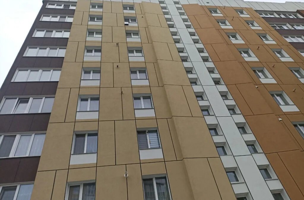 У Бородянці триває капітальний ремонт дев’ятиповерхівки на Семашка