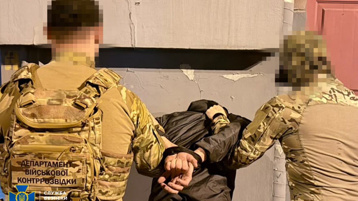Військовослужбовець ЗСУ коригував ворожі удари по Києву: СБУ затримала зрадника