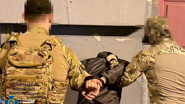 Військовослужбовець ЗСУ коригував ворожі удари по Києву: СБУ затримала зрадника