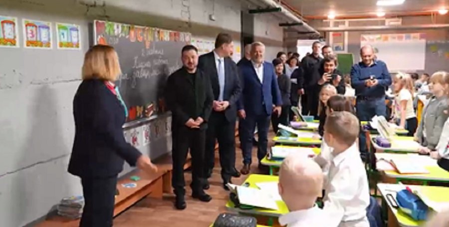 Візит Президента до Бучі: Володимир Зеленський поспілкувався з освітянами та школярами