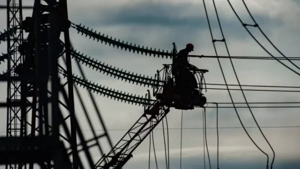 Стабілізаційні відключення світла запроваджено на Київщині та в столиці